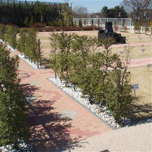 墓域に通じる枝参道はインターロッキングブロックが敷き詰められている