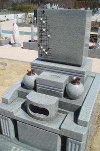 碁石を並べた碁盤をモチーフにしたデザイン墓