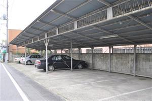 屋根付きの駐車場
