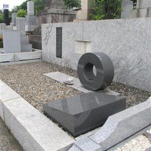海音寺潮五郎の墓。芸術性豊かなデザインだ