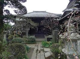 延寿寺の本堂。墓苑が隣接している